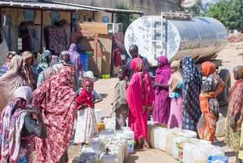 أطفال ونساء يصطفون للحصول على المياه النظيفة والآمنة من شاحنة مياه في مدينة زالنجي بوسط دارفور.