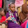 在苏丹中东部，这些孩子正在等待联合国机构分发人道主义援助物资。