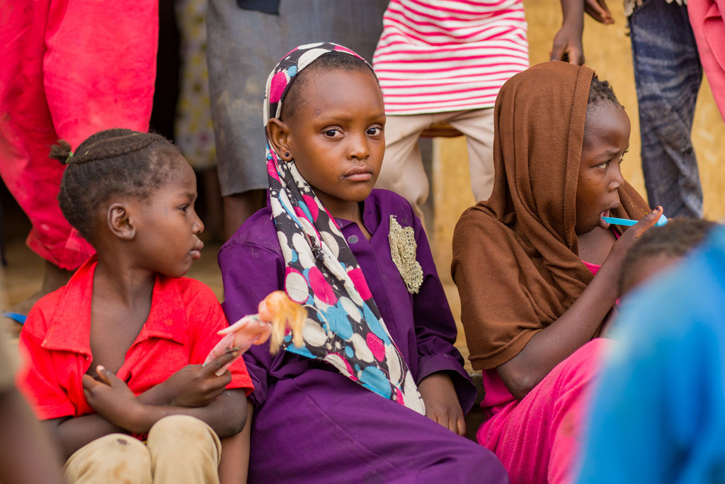 Watoto Sudan mashariki na kati wanasubiri kupokea misaada ya kibinadamu kutoka kwa mashirika ya Umoja wa Mataifa.