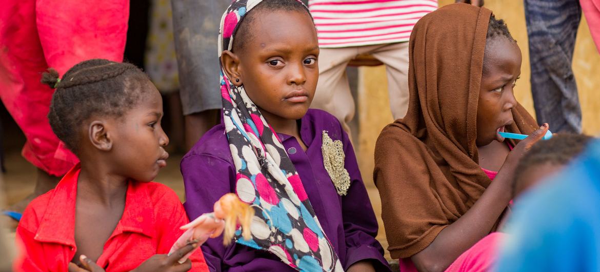 苏丹中东部的儿童在等待获得联合国机构的人道主义救济。