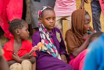 在苏丹中东部，这些孩子正在等待联合国机构分发人道主义援助物资。