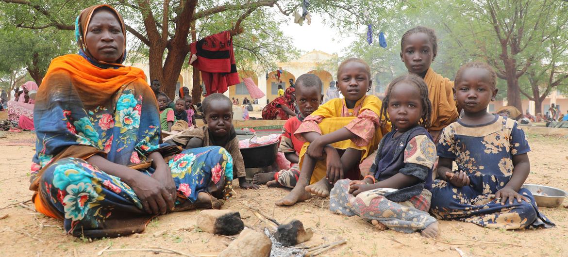 在苏丹达尔富尔边境对面乍得的一个小镇，一名苏丹母亲和她的孩子在这里避难。