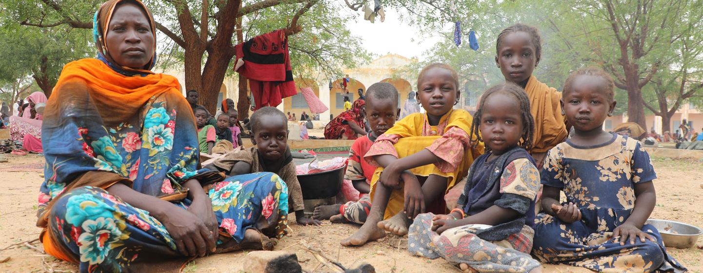 一名苏丹母亲和她的孩子在乍得的一个小镇避难，该镇与苏丹达尔富尔接壤。