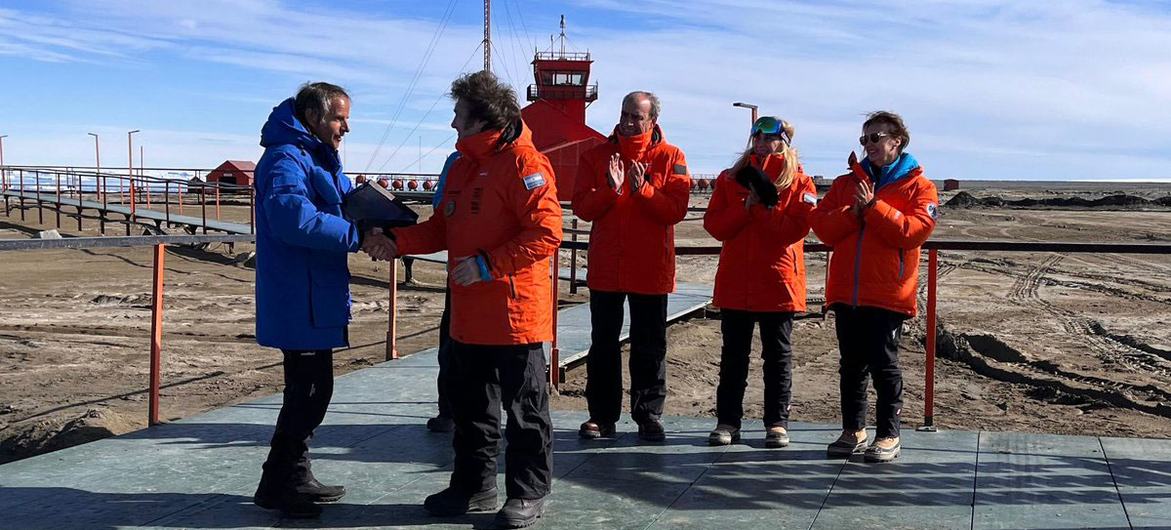 رافائيل غروسي المدير العام للوكالة الدولية للطاقة الذرية مع خبراء علميين من الوكالة من مختبرات البيئة البحرية في موناكو، في أول مهمة في القارة القطبية الجنوبية للتحقق من مسألة وجود مواد بلاستيكية دقيقة في القارة.