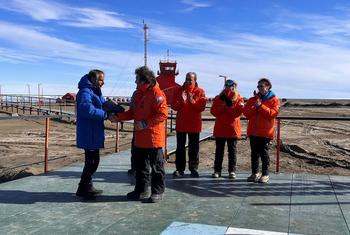 رافائيل غروسي المدير العام للوكالة الدولية للطاقة الذرية مع خبراء علميين من الوكالة من مختبرات البيئة البحرية في موناكو، في أول مهمة في القارة القطبية الجنوبية للتحقق من مسألة وجود مواد بلاستيكية دقيقة في القارة.