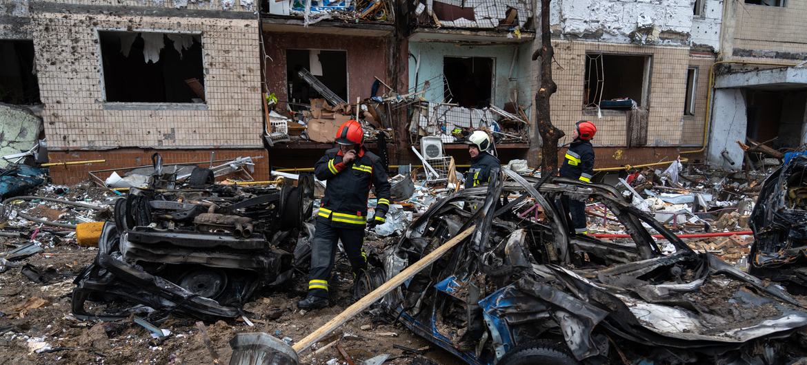Des secouristes interviennent dans un bâtiment à Kyïv, endommagé par un bombardement.