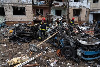 Equipes de resgate trabalham em um prédio em Kiev, danificado por bombardeios