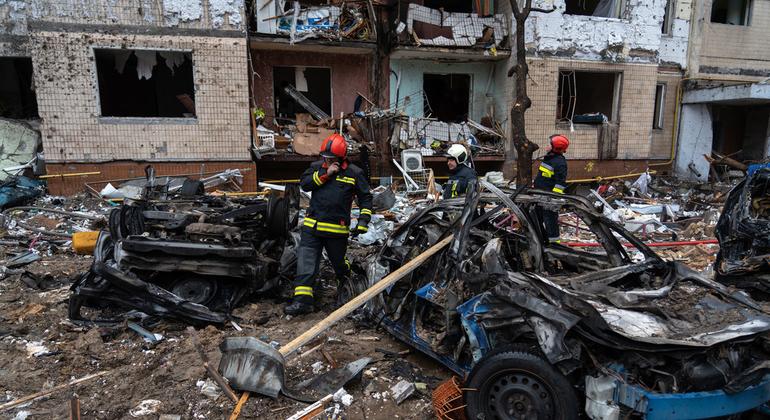 Socorristas trabajan en un edificio de Kiev dañado por los bombardeos.
