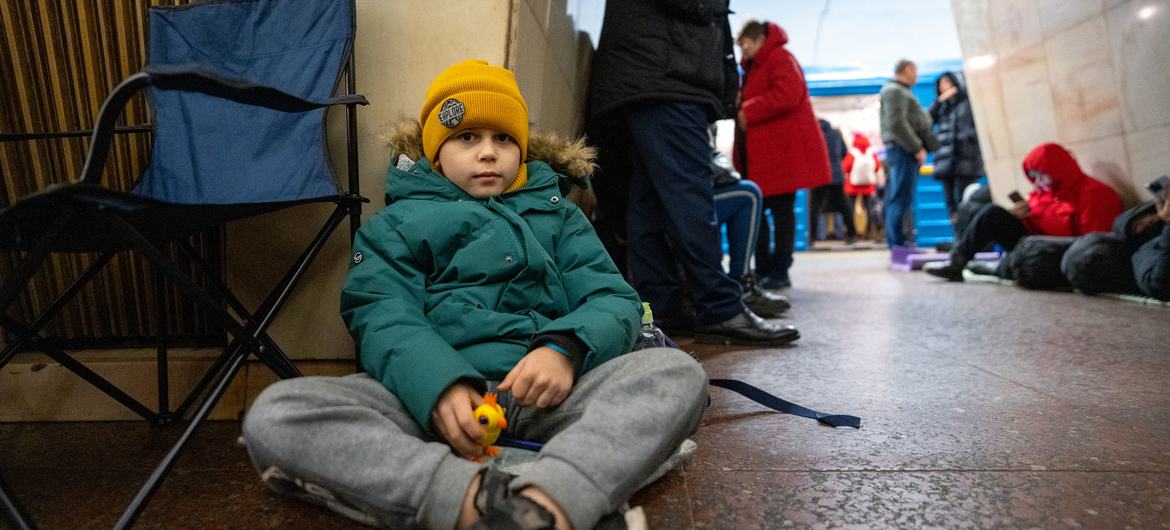 بمباری سے بچاؤ کے لیے سینکڑوں بچے اپنے والدین اور پالتو جانوروں کے ساتھ کیئو کے ایک زیر زمین ٹرین سٹیشن میں پناہ لیے ہوئے ہیں۔