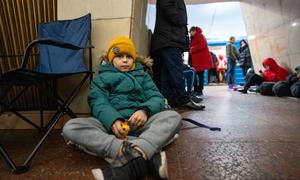 بمباری سے بچاؤ کے لیے سینکڑوں بچے اپنے والدین اور پالتو جانوروں کے ساتھ کیئو کے ایک زیر زمین ٹرین سٹیشن میں پناہ لیے ہوئے ہیں۔