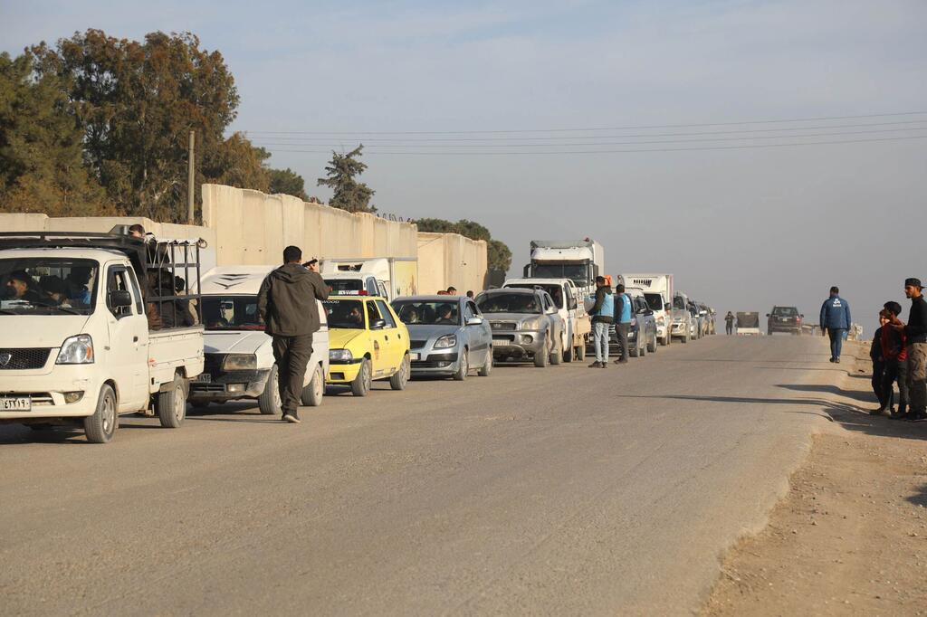 Жители Алеппо массово покидают город после ухудшения ситуации в области безопасности.