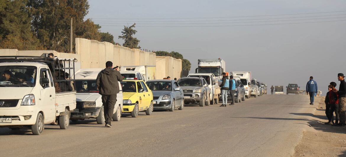 Работники по оказанию помощи помогают перемещенным семьям в Сирии, когда они бегут из Алеппо в направлении района Африн, предоставляя необходимые услуги, включая питьевую воду, защиту, психологическую поддержку и медицинские рекомендации.