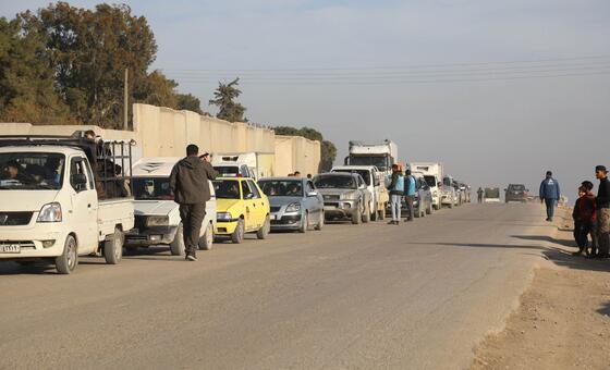 Жители Алеппо массово покидают город после ухудшения ситуации в области безопасности.
