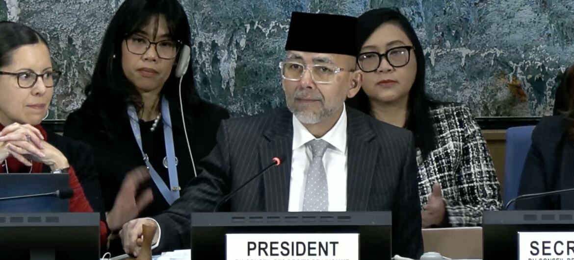 Посол Сидарто Реза Суриодипуро, индонезийский дипломат, сидящий в Совете ООН по правам человека в Женеве в качестве президента на 2026 год, окруженный коллегами.