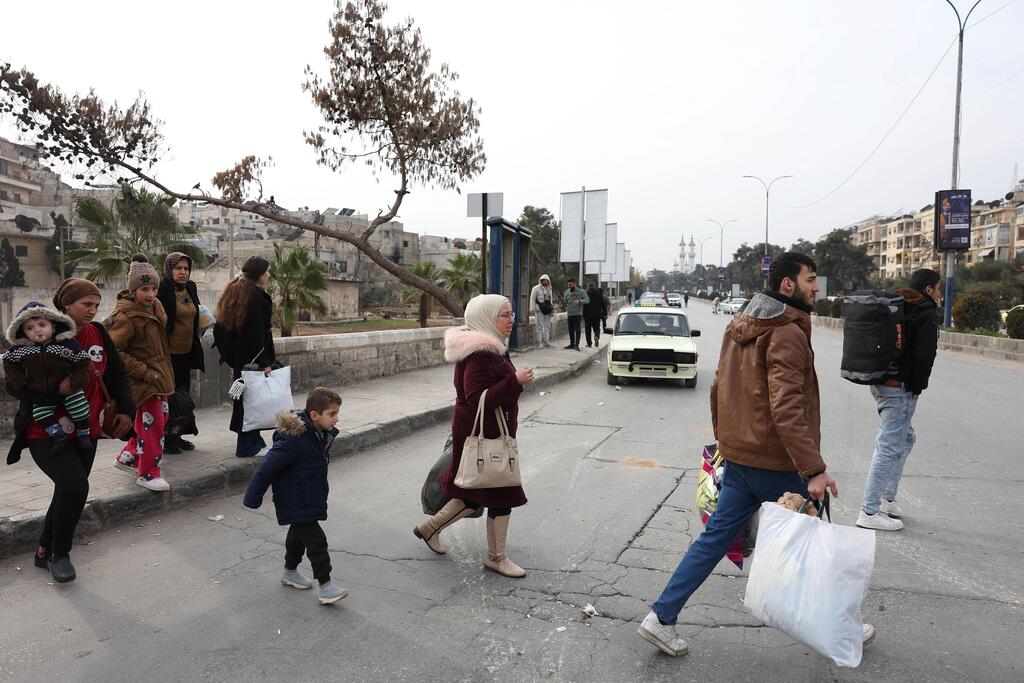 Семьи бегут из Алеппо, Сирия, на фоне эскалации военных действий.