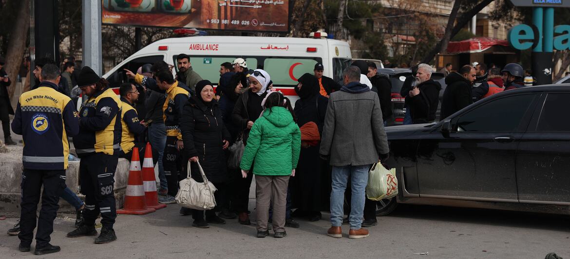 خواتین اور بچوں سمیت شہریوں نے شام کے شہر حلب میں انسانی امدادی راہداری میں ایمبولینس اور ایمرجنسی اہلکاروں کے قریب جمع ہو کر عداوت میں اضافے کے بعد ہزاروں افراد کو بے گھر کردیا۔