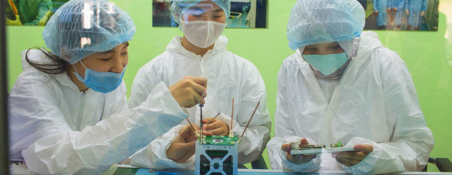 Mujeres jóvenes participan en el primer programa de desarrollo de nanosatélites de Kazajstán.