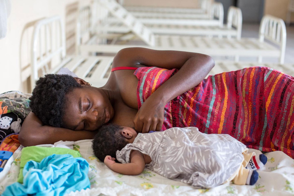 Une mère allaite son bébé dans un centre de santé infantile à Kinshasa, en République démocratique du Congo.