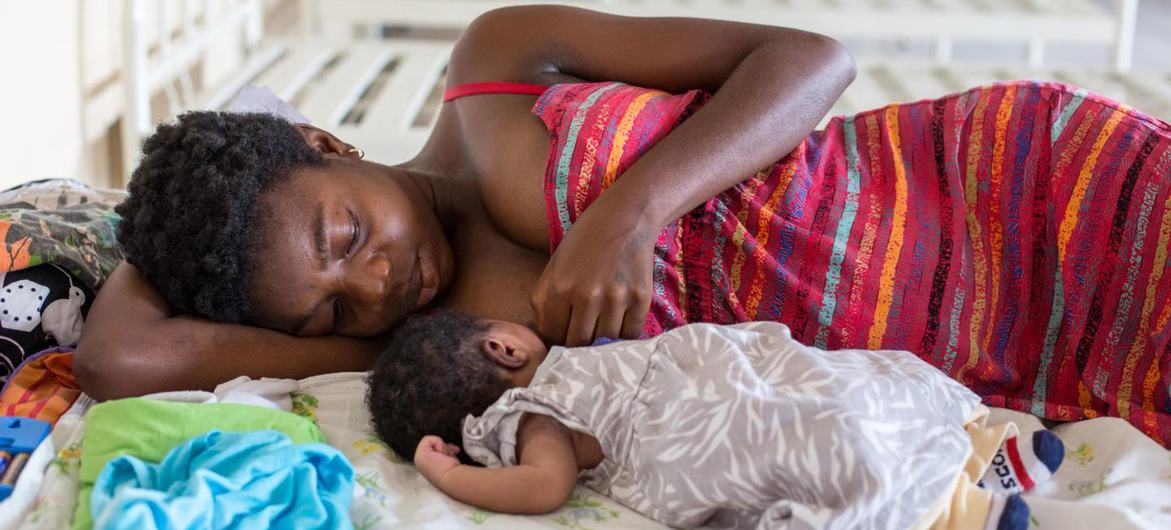 Demokratik Kongo Cumhuriyeti'nin Kinşasa kentindeki bir çocuk sağlığı merkezinde bir anne bebeğini emziriyor.