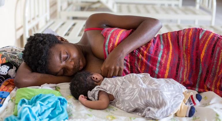 काँगो लोकतांत्रिक गणराज्य के एक बाल स्वास्थ्य केंद्र में एक मां अपने बच्चे को स्तनपान करा रही है.