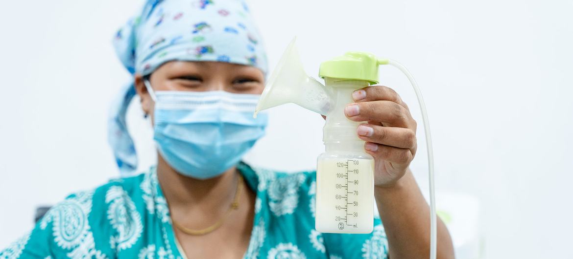नेपाल के पहले मानव दूध बैंक में, एक माँ, अपना स्तन-दूध दान कर रही है.