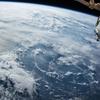 Uma visão da Terra e de um satélite visto do espaço sideral