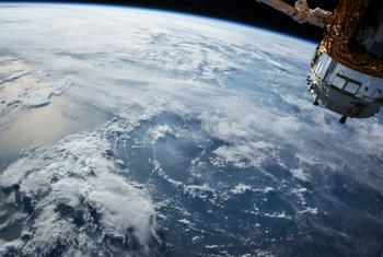 Uma visão da Terra e de um satélite visto do espaço sideral