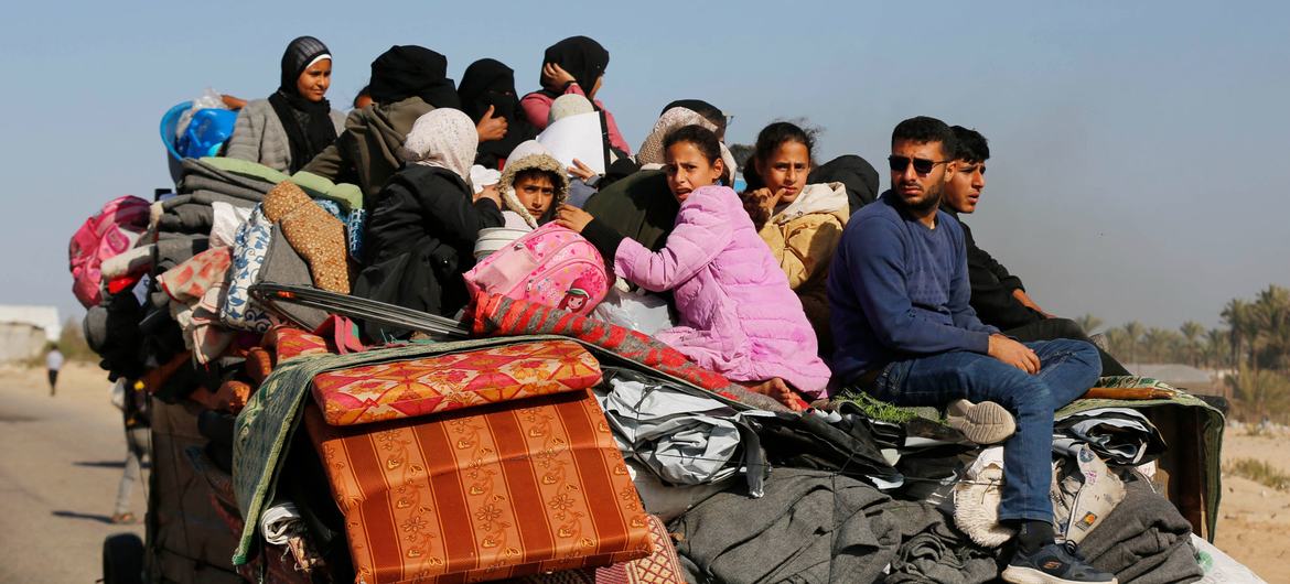 Familias obligadas a huir del bombardeo continuo en Khan Younis hacia Rafah, donde la población ya se ha cuadruplicado.