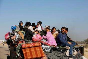 Famílias forçadas a fugir dos bombardeamentos em curso em Khan Younis para Rafah