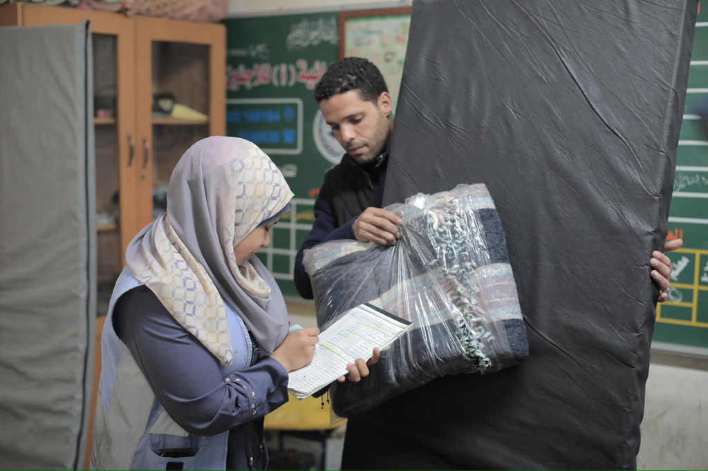 L'UNRWA distribue des fournitures à des centaines de milliers de personnes déplacées en raison du conflit à Gaza.