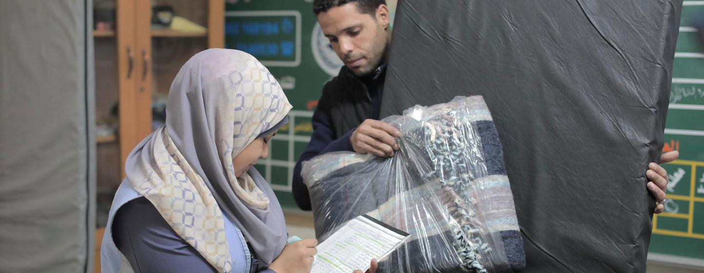 La UNRWA distribuye suministros a cientos de miles de personas desplazadas debido al conflicto en Gaza.