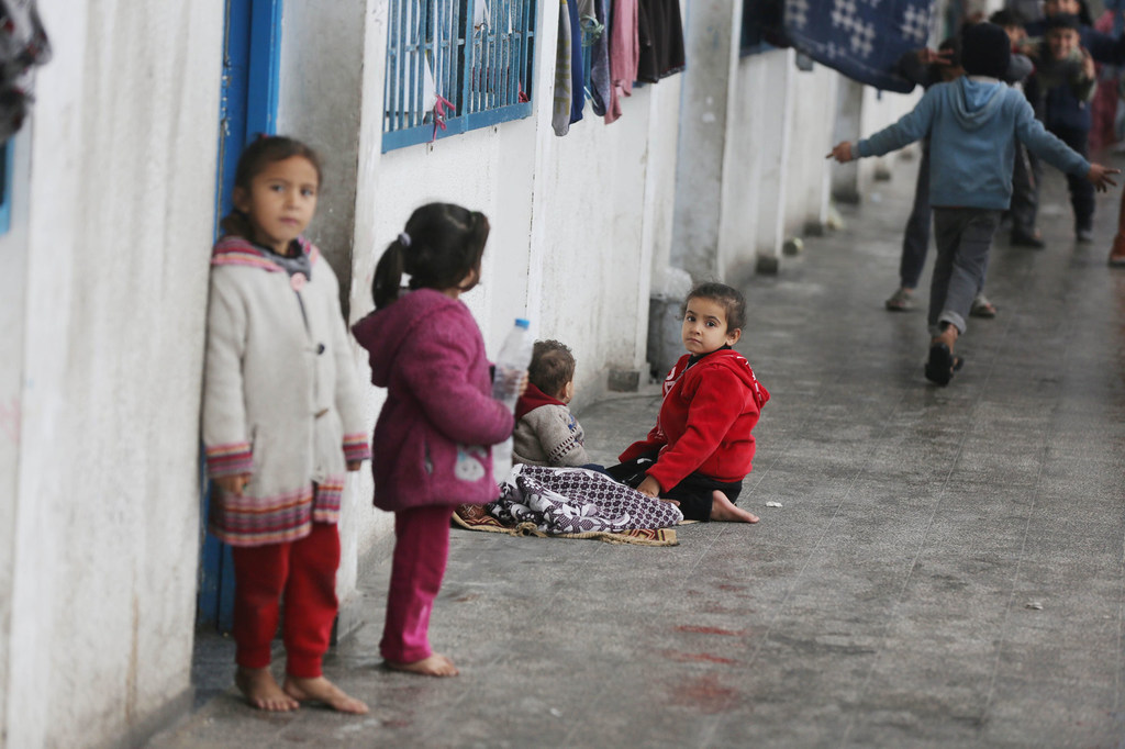 在加沙地带近东救济工程处学校里的流离失所家庭。