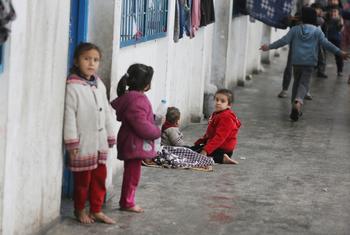 Las familias desplazadas siguen viviendo en las escuelas del OOPS en la Franja de Gaza.