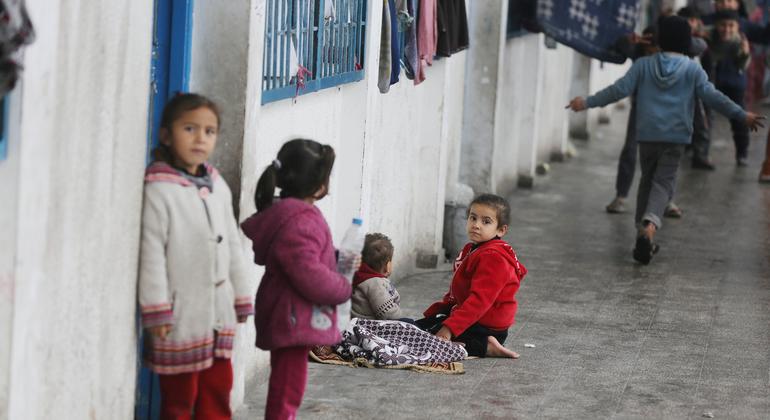 Из-за нехватки средств гигиены, лекарств, одежды и одеял за последние две недели среди детей Газы увеличилось число заражений гепатитом и другими заболеваниями.
