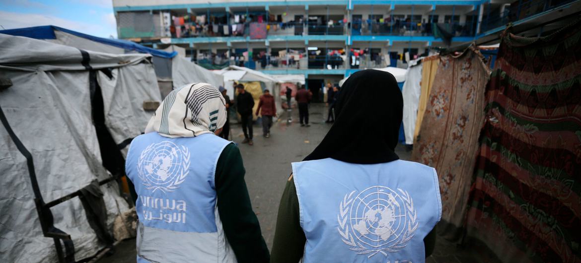 UNRWA के स्कूलों को, बच्चों को शिक्षा मुहैया कराने के स्थान क़ायम रहने के बजाय, युद्ध की भीषण तबाही में, आश्रय स्थलों में तब्दील करना पड़ा है.