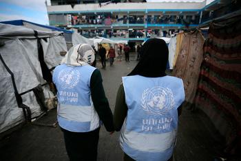 UNRWA के स्कूलों को, बच्चों को शिक्षा मुहैया कराने के स्थान क़ायम रहने के बजाय, युद्ध की भीषण तबाही में, आश्रय स्थलों में तब्दील करना पड़ा है.