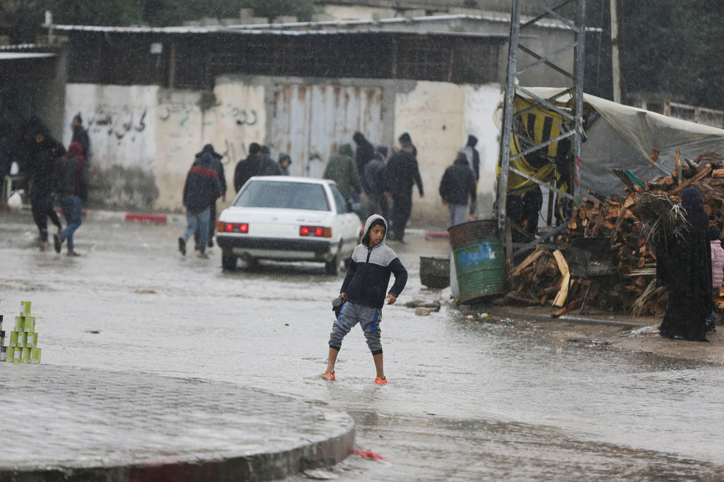 Le froid et la pluie ont rendu certains abris à Gaza inhabitables.