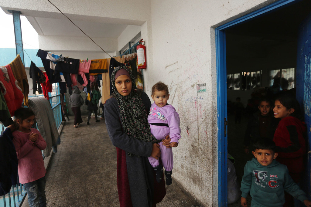 L'UNRWA, qui fournit des kits d'hygiène dans des abris comme celui-ci, estime qu'il est urgent d'augmenter les livraisons de soins pour les femmes et les jeunes filles dans le cadre des déplacements et des bombardements.