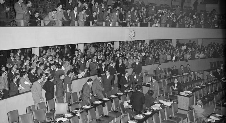 以色列被接纳为联合国第59个会员国后，以色列代表团成员在联大会堂就座。海地代表斯蒂芬·亚历克西斯(右)向以色列外长摩西·沙雷特祝贺。