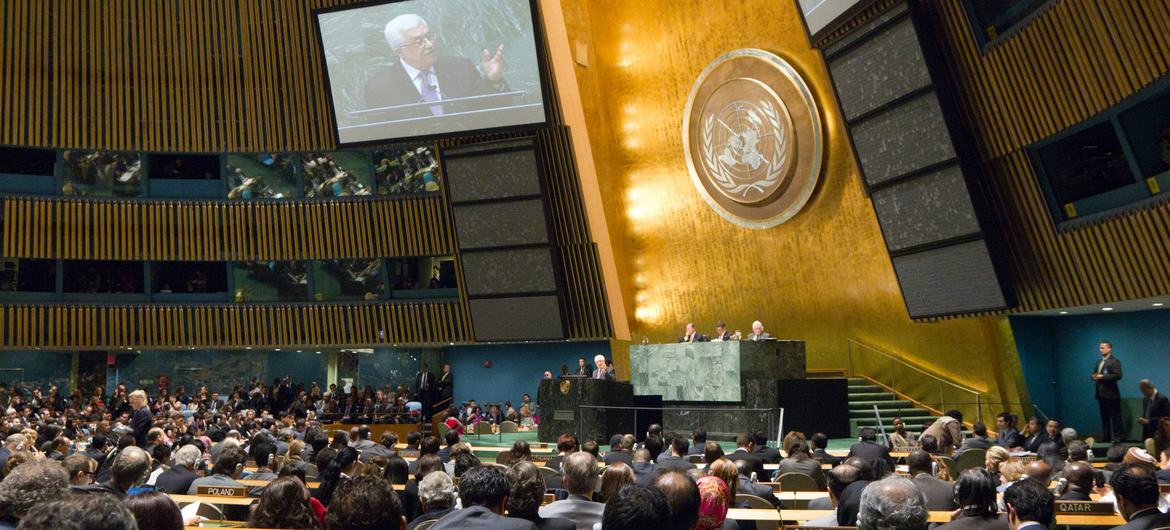 Vista do salão da Assembleia Geral enquanto Mahmoud Abbas (nas telas), presidente da Autoridade Palestina, discursa na Assembleia antes da votação.