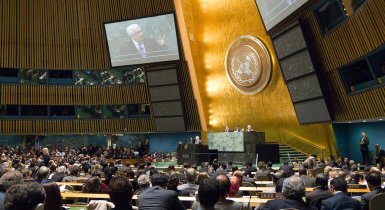 巴勒斯坦权力机构主席马哈茂德·阿巴斯(屏幕上显示)在投票前向大会发表讲话时的大会堂景象。