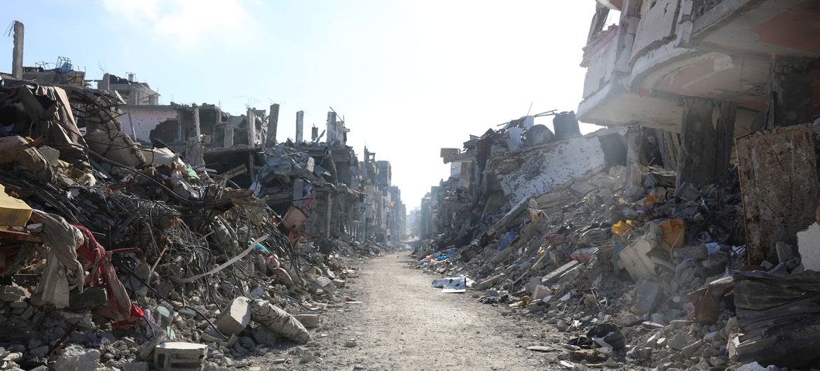 Área de Gaza em ruínas após ataques aéreos e terrestres israelenses.