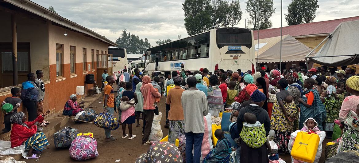 Refugiados da República Democrática do Congo chegam a um centro de trânsito em Uganda