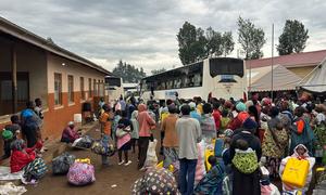 Refugiados da República Democrática do Congo chegam a um centro de trânsito em Uganda