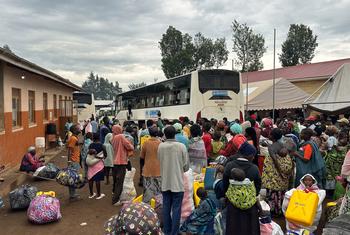 Refugiados da República Democrática do Congo chegam a um centro de trânsito em Uganda