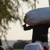 Un réfugié transporte ses biens après avoir traversé la frontière vers l'Ouganda depuis la RDC.