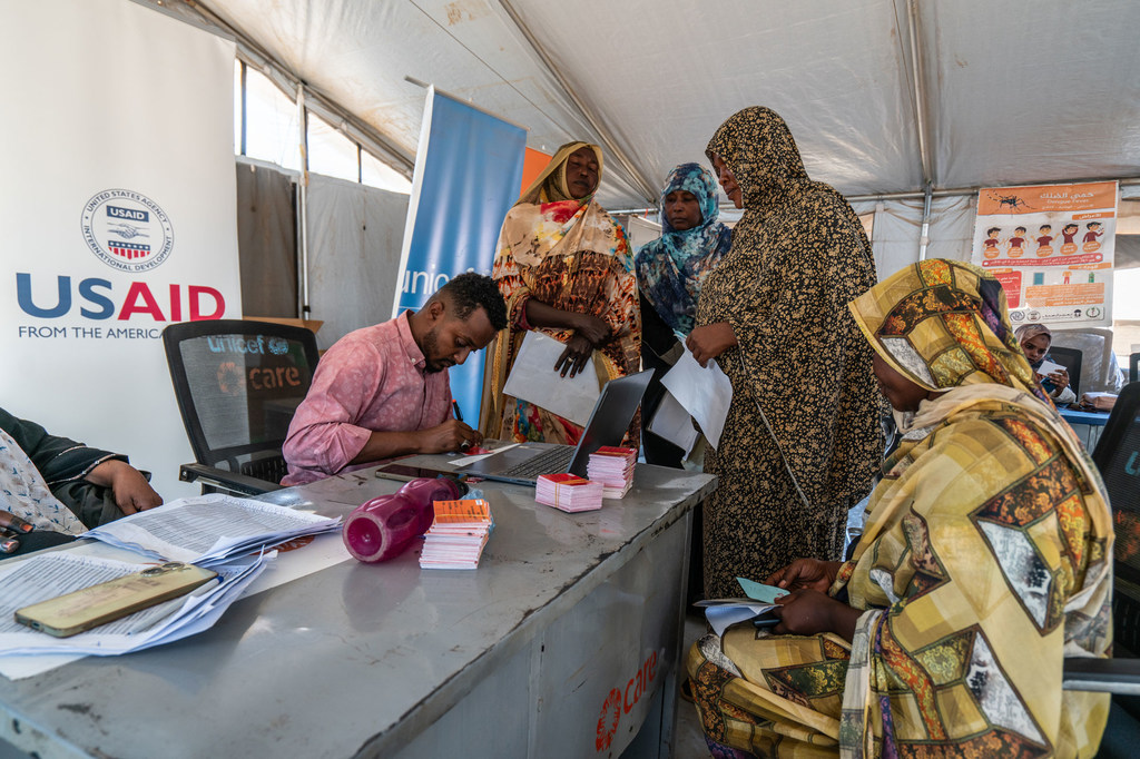Вынужденные переселенцы в Судане получают помощь в центре, работающем про поддержке США.
