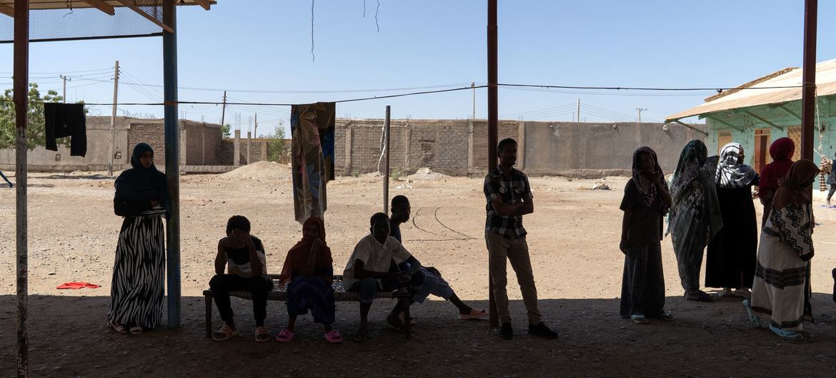 Des personnes déplacées par le conflit au Soudan se reposent dans un centre de l'est du Soudan après avoir fui Khartoum.