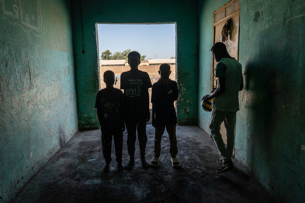 Des enfants orphelins posent dans une ancienne école dans la région désertique reculée de New Haifa, au Soudan.