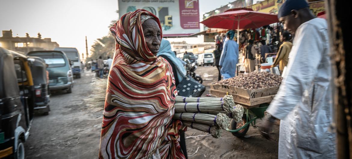 Una mujer camina por un mercado de Atbara, en el noreste de Sudán.